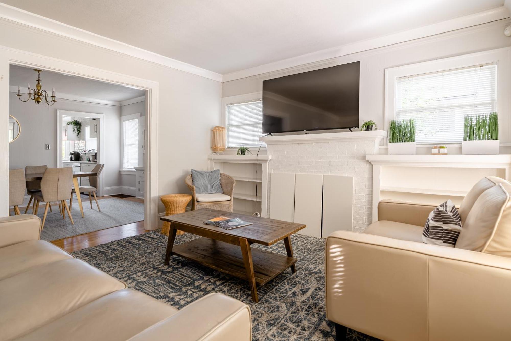 Holiday home Collection- Trendy 4br 2ba In Alberta Arts District! *